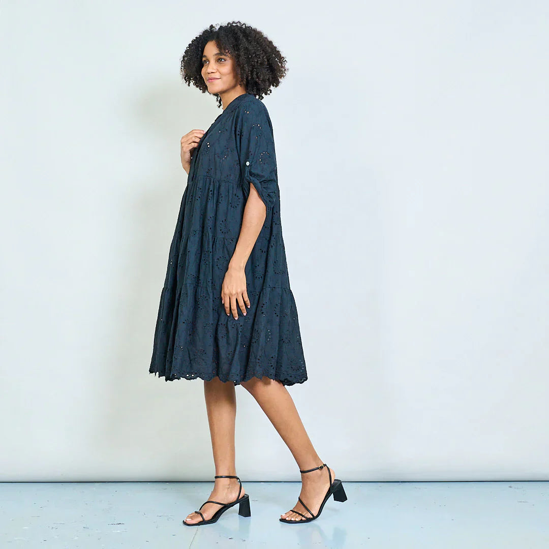 BZNA Abgestufte Broderie Anglaise Tunika Kleid mit Knopfausschnitt oneSize - B Z N A