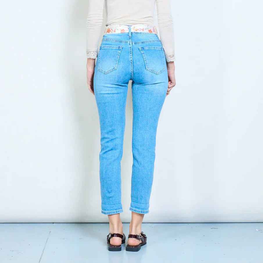 BZNA Berlin Slim Fit Denim Jeans mit Blumenmuster und Bindegürtel