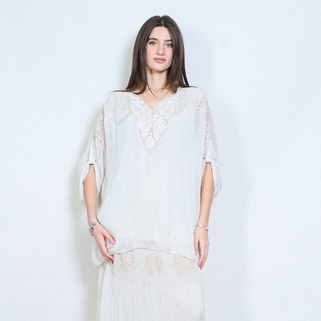 BZNA Bluse mit Seide Gestickte transparente Langarmbluse mit V-Ausschnitt - B Z N A