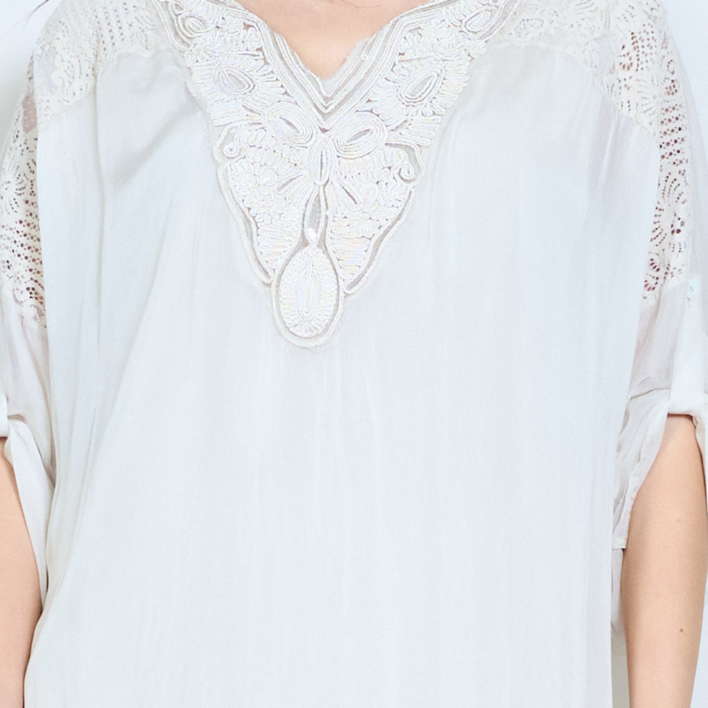 BZNA Bluse mit Seide Gestickte transparente Langarmbluse mit V-Ausschnitt - B Z N A