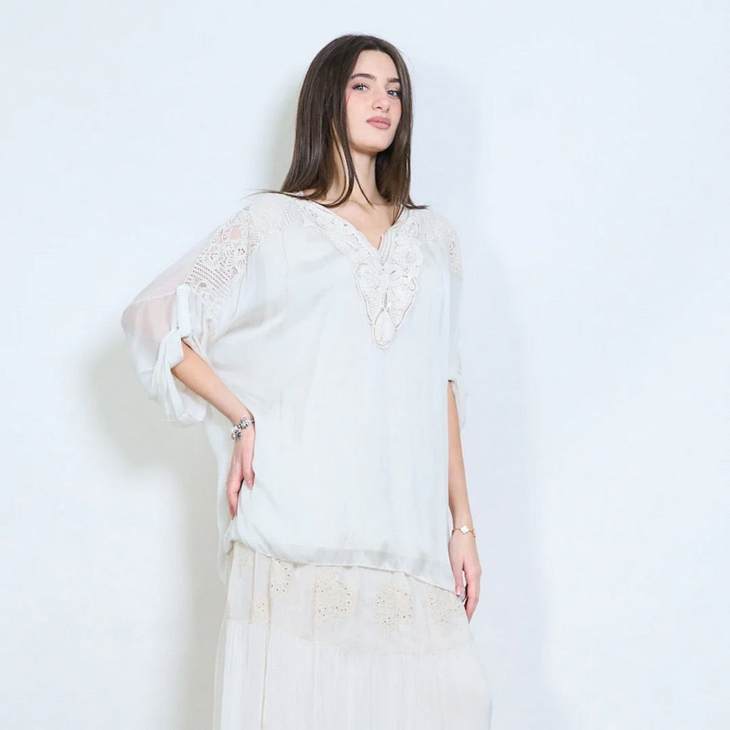 BZNA Bluse mit Seide Gestickte transparente Langarmbluse mit V-Ausschnitt - B Z N A