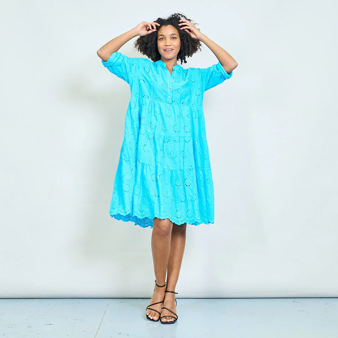 BZNA Abgestufte Broderie Anglaise Tunika Kleid mit Knopfausschnitt  oneSize - B Z N A