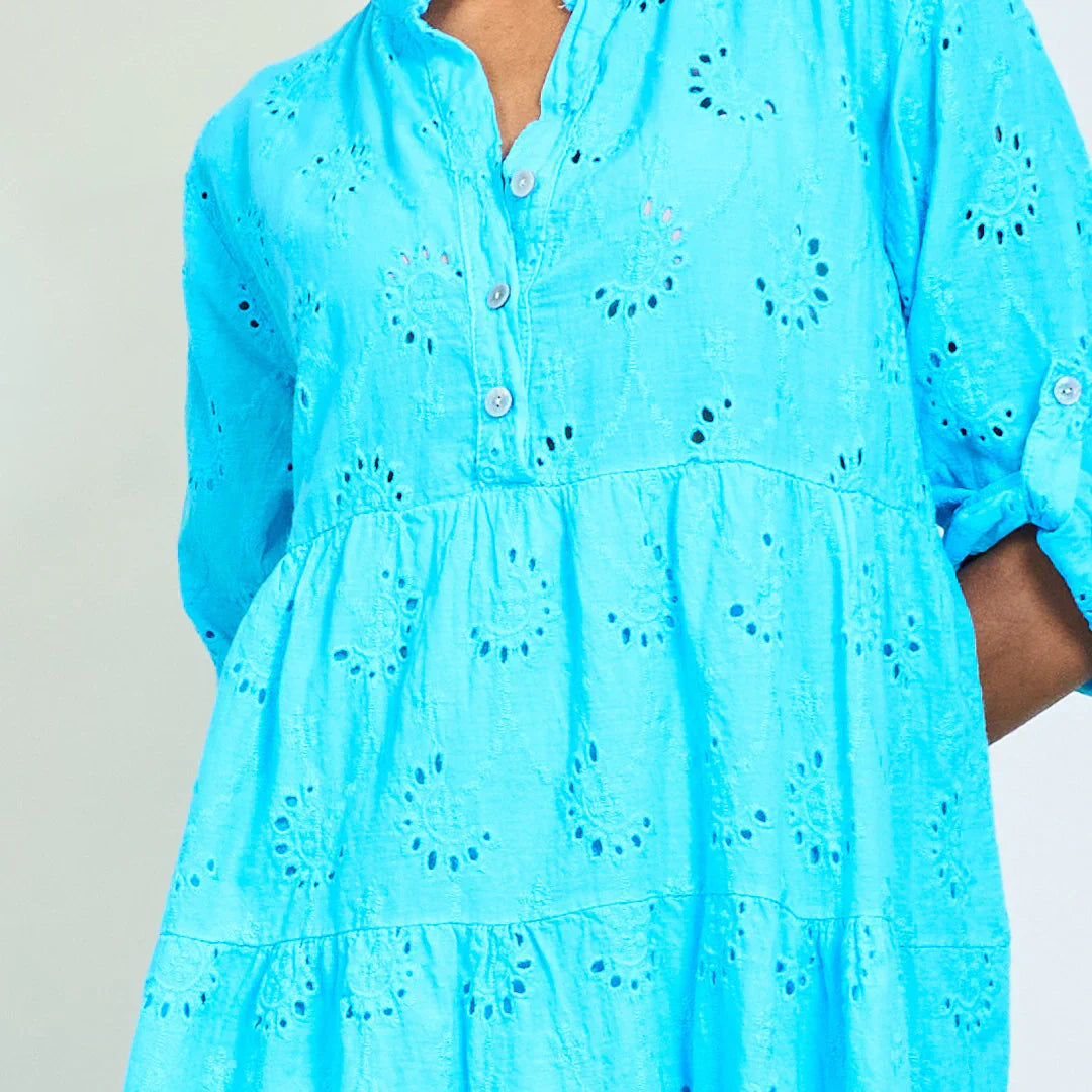 BZNA Abgestufte Broderie Anglaise Tunika Kleid mit Knopfausschnitt  oneSize - B Z N A