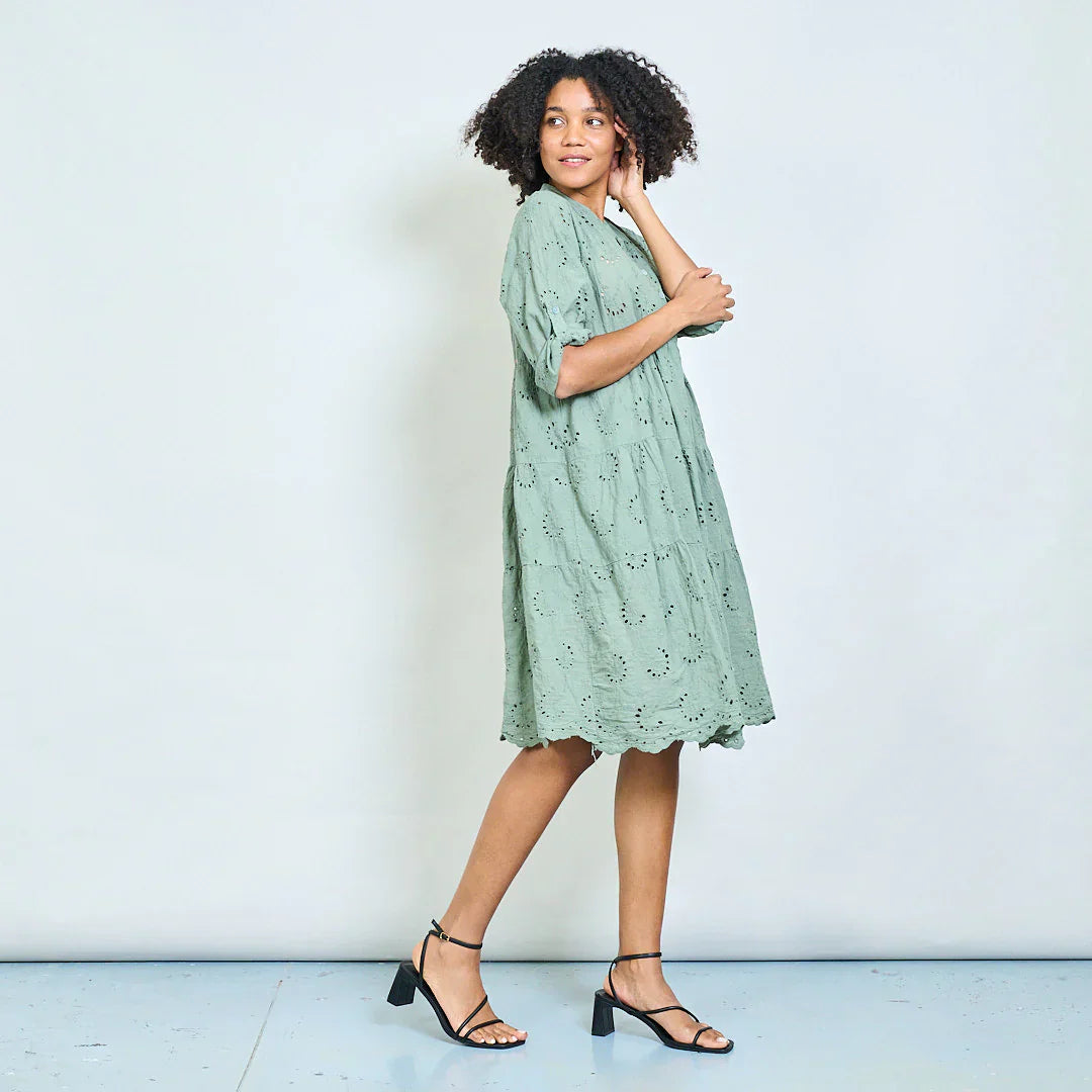BZNA Abgestufte Broderie Anglaise Tunika Kleid mit Knopfausschnitt  oneSize - B Z N A