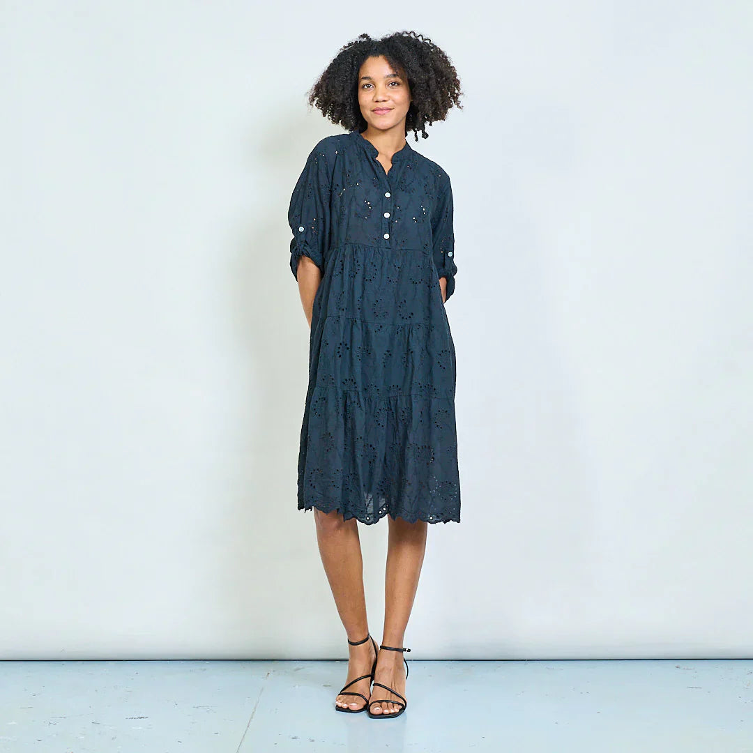 BZNA Abgestufte Broderie Anglaise Tunika Kleid mit Knopfausschnitt  oneSize - B Z N A