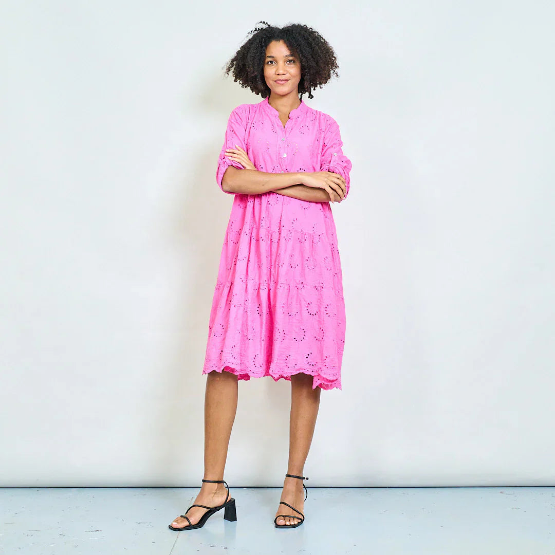 BZNA Abgestufte Broderie Anglaise Tunika Kleid mit Knopfausschnitt  oneSize - B Z N A