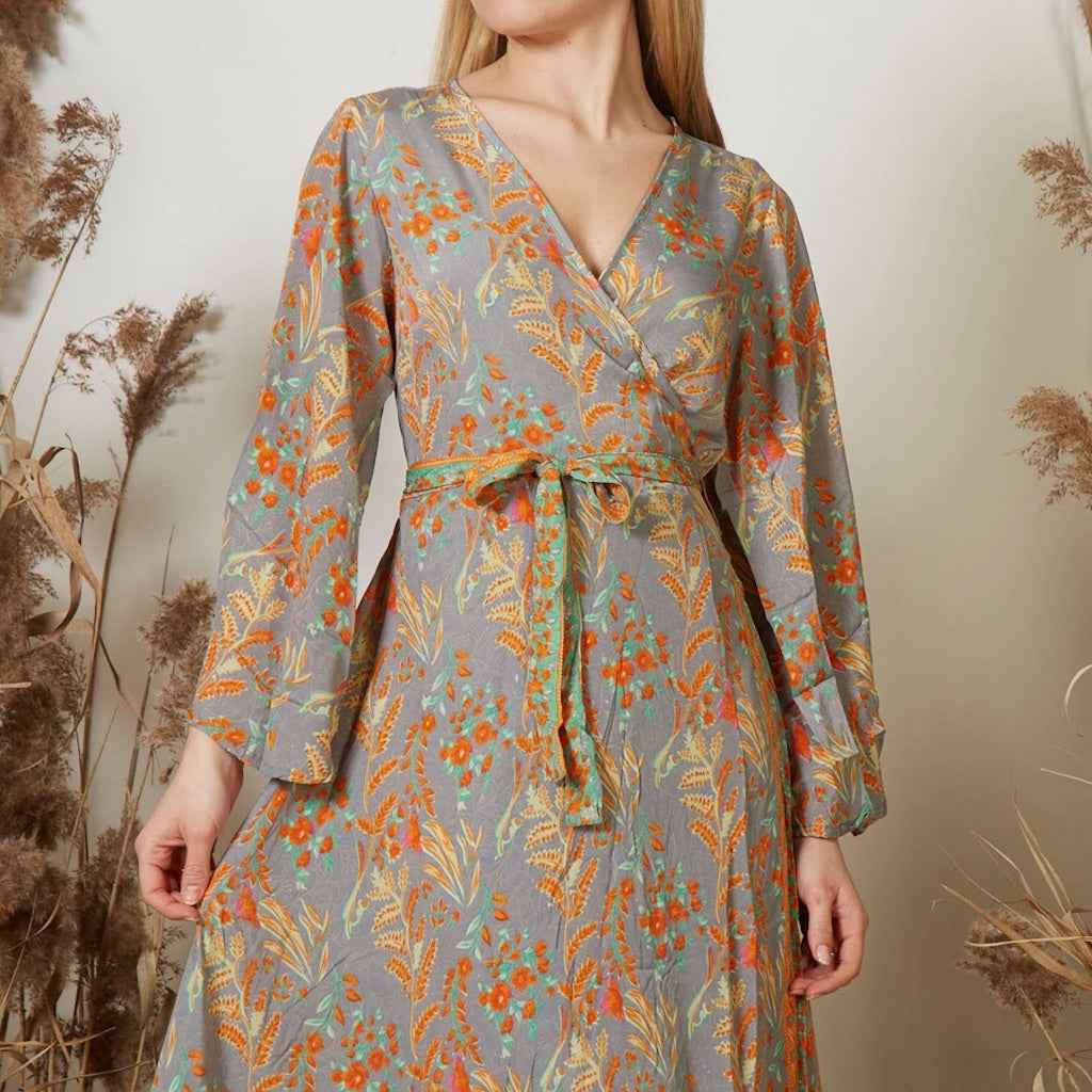 BZNA Boho Hippie Kleid Seide Grau mehrfarbig Seidenkleid mit Kreuz V Ausschnitt oneSize